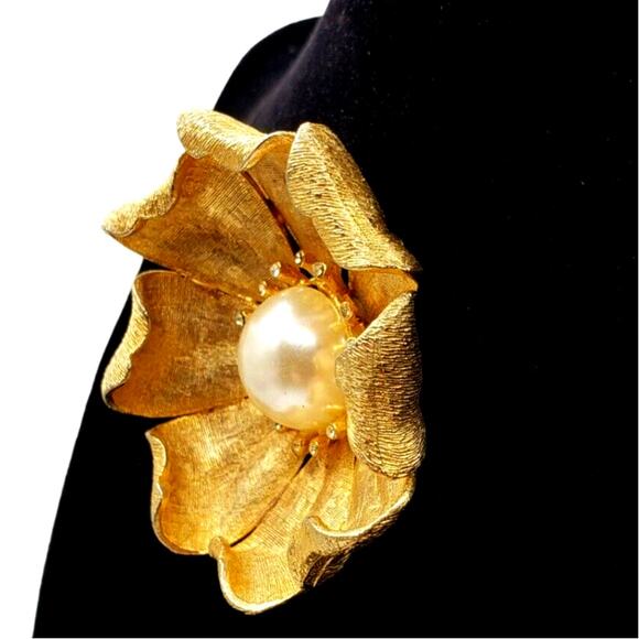 Large Retro Flower Brooch Faux Pearl Gold Tone Statement Petals Pin Vintage 60s - Picture 5 of 7